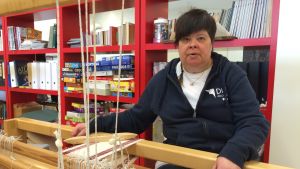 Eva Koivisto skulle gärna jobba ett par dagar i veckan på dagis. Eva Koivisto gillar att handarbeta.
