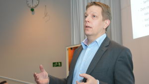 Viktigt att de tvåspråkiga vårdbolagen samarbetar, säger Marcus Henricson. Konsult Marcus Henricson presenterar rapporten om skolnätsreformen i Raseborg på ett invånarmöte.