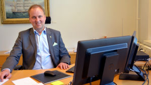 Tom Simola deltar på många sätt i Raseborg men inte i debatter på Facebook. Tom Simola, stadsdirektör i Raseborg.