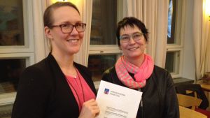 Johanna Laaksonen och Kukka-Maaria Luukkonen är tjänstemän. två kvinnor med planedokument