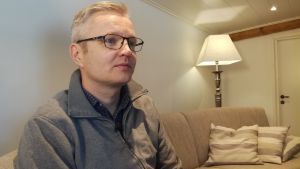Jaakko Koivusalo träffar "sina" två pojkar ett par gånger i månaden. Jaakko Koivusalo ställer upp som kompis åt två barn utan pappa.