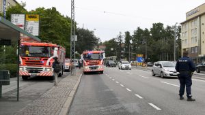 Trafiken på en fil stängdes tillfälligt av under operationen. Flera personer fick symptom i luftvägarna på grund av en gasläcka i Brunakärr i Helsingfors den 17 augusti 2017-