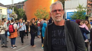Amerikanskfödde Helsingforsbon Curt Richter tycker att vi lever i skrämmande tider. Curt Richter deltog i minnesstunden på Narinken som ordnades för att hedra offren i Åbo.