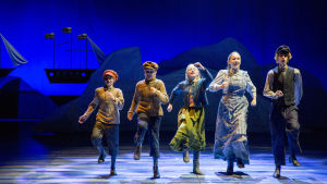 Familjeteater à la West End. På bilden Kaspien Kallio, Kaapo Kallio, Lotta Pesonen, Ella Niinistö och Pablo Ounaskari. Foto från Stormskärs Maja på Helsingfors stadsteater.