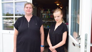 Jenni Sjöblom har hjälp av Charlotta Wiberg i lunchcaféet. två kvinnor i dörröppning
