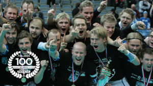 Finland firar VM-guldet 2008, med logo för Finlands 100 största idrottsögonblick.