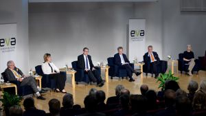 EVA:s presidentvalspanel i slutet av oktober var den första där den sittande presidenten medverkade. Presidentkandidaterna sitter på rad under valets första debatt.