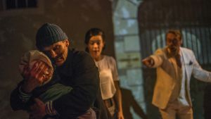 Kristian i Mördarens apa på Unga Teatern Scen från Unga teaterns pjäs Mördarens apa