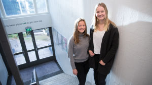 Man behöver inte skämmas om man mår dåligt, säger Linn Söderlund och Karin Biström. vas. Linn Söderlund oik. Karin Biström valkoinen betonseinä portaikko