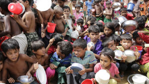 Rohingya-flyktingarnas levnadsförhållanden är katastrofala. Al Hussein befarar att sitautionen kan bli en grogrund för radikalisering. Rohingyabarn köar i ett flyktingläger för mat