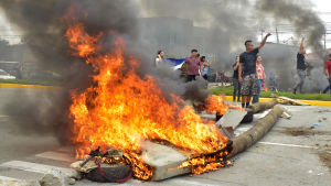 Demonstranterna är missnöjda med rösträkningsprocessen. Brinnande bråte vid demonstration i Honduras.