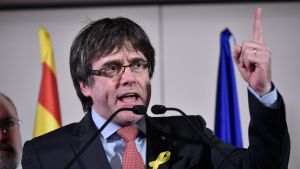 Den avsatte regionpresidenten Carles Puigdemont höll en presskonferens i Bryssel efter att 95 procent av rösterna i regionvalet var räknade. Den avsatte regionpresidenten Carles Puigdemont höll en presskonferens i Bryssel efter att 95 procent av rösterna i regionvalet var räknade.