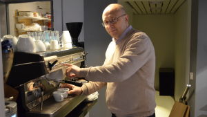 Baristan Sami Mäkinen tror att renoveringen kommer att locka nya kunder in på gatan. Baristan Sami Mäkinen.