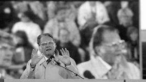 Billy Graham talar på Olympiastadion i Helsingfors den 25 augusti 1987. Billy Graham talar på Olympiastadion i Helsingfors den 25 augusti 1987.
