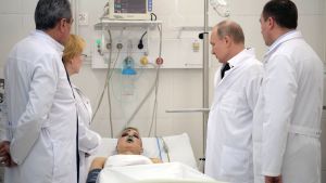 Putin besöker skadade på sjukhus. Putin besöker skadade efter branden i köpcentret i Kemerovo