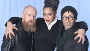 Jean Pierre Barda i turban 2013 bild på bandet Army of lovers som kramar om varandra