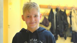 Eddie Engdahl skulle gärna sova längre på morgonen. Närbild av eleven Eddie Engdahl i Karis högstadieskola.