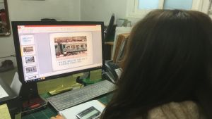 Oh Jil-Hyun visar bilder av ett överfullt nordkoreanskt tåg. Det var på ett sådant tåg som hennes far invalidiserades