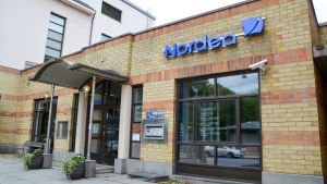 Nordea stängde sitt kontor i Lovisa centrum i september 2018. Under våren ska Västra-Kymmene Andelsbank flytta in i lokalen. Nordeas kontor i lovisa