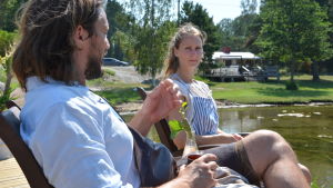 Patrik och Cecilia Laine tycker att om något ska få kosta så är det färjförbindelserna till öarna i skärgården. Patrik och Cecilia Laine sitter på en terass vid havet och pratar.
