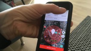 Larres har lagt en GPS bland sin 5-årings saker så att hon via sin telefon kan hålla koll på hur bilskjutsen rör sig. Bild på en smarttelefon.