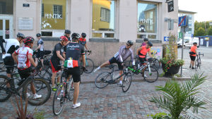 Start och mål vid Krämaregatan 2. Bild från starten under touren 2018. Flera cyklister står på Krämaregatan i Borgå och gör sig redo. En man i mitten svingar sig upp i cykelsadeln.