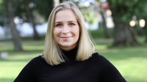 Anita Westerholm (SFP) säger att ett år är en kort tid för att utvärdera om målsättningarna i stadsdirektörsavtalet uppnåtts eller inte, men Lundqvist har kommit bra i gång med arbetet. En kvinna med blont långt hår som heter Anita Westerholm.