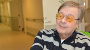 Kaj-Ingmar Winberg i Sjundeå skadade ryggen efter ett fall i april 2015. Han bor på hälsocentralens bäddavdelning sedan juni 2015 där han har en permanent plats. Kaj-Ingmar Winberg.