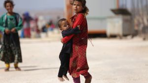 Barn som har flytt från provinsen Idlib. Läger i Kafr Lusin nära gränsen mot Turkiet På flykt från Idlib i Syrien. Flyktingläger nära gräsnen mot Turkiet.