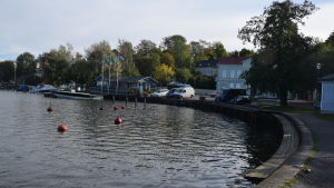 En bassäng bildas bakom Naturum fram till de kalla mackarna vid gästhamnen om den större planen skulle förverkligas. Norra hamnen och baywatch i ekenäs.