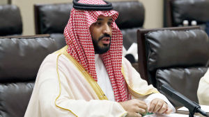Mohammed bin Salman håller ett anförande.
