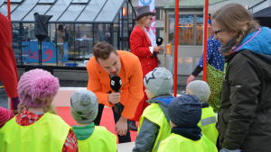 Jonathan "Jontti" Granbacka pratar med barnen på torget i Jakobstad. Jonathan "Jontti" Granbacka pratar med barnen under Näsdagen 2018 i Jakobstad.
