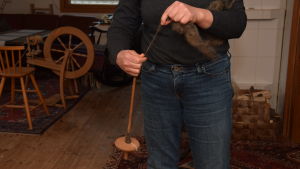 Rannvi Wallen spinner helst med en slända. En slända som man spinner ull med.
