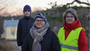 Tredjeklassaren Felix Franck, byföreningsmedlemmen Hanna Räisänen och Fiskarin koulus rektor Katri Pailos. Tredjeklassaren Felix Franck, byföreningsmedlemmen Hanna Räisänen och Fiskarin koulus rektor Katri Pailos.