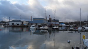 Ifall planerna på ett varv i Dalsbruk blir verklighet skulle det betyda ett uppsving för orten. Dalsbruks hamn med några båtar och fabriken i bakgrunden.