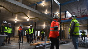 På onsdag var lokalpressen inbjuden till en rundvandring på skolbygget. Inne i skolbygge.