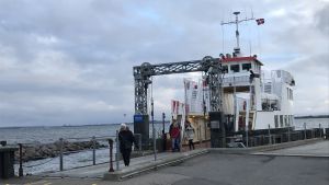 Färjan till Lindholm går från hamnen i Kalvehave. Några passagerare går av färjan Ulvsund i hamnen.