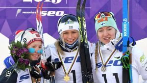 Frida Karlsson poserar med ett JVM-guld. Helene Marie Fossesholm, Frida Karlsson och Anita Korva på prispallen efter masstarten i junior-VM i Lahtis.