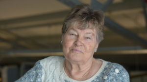 Carin Åminne tog i många år hand om sin Alzheimersjuka man hemma. En äldre dam med ljust hår.