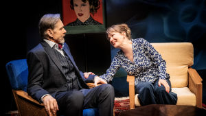 Vem är du? På bilden Asko Sarkola och Anna Hultin. Asko Sarkola och Anna Hultin i Pappan på Svenska Teatern.