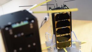 Satelliterna Aalto-1 (i förgrunden) och Aalto-2 fotograferade vid Aalto-universitetet i Otnäs i Esbo år 2017. Aalto-2 är redo att bli uppskickad i rymden. Satelliterna Aalto-1 och Aalto-2 fotograferade inomhus.