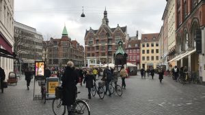 Köpenhamn var ett favorit resemål för politikerna i huvudstadsregionen under 2018. Kultorvet i Köpenhamn med mycket cyklister och fotgängare.