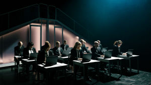 Grått, kyligt och opersonligt. Foto från Yhdestoista hetki på Nationalteatern. Foto från Yhdestoista hetki på Nationalteatern.