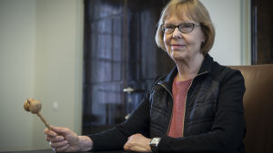 Annika Lapintie har fått lära sig att ha tålamod i riksdagsarbetet. Annika Lapintie (Vf) håller i ordförandeklubban för grundlagsutskottet en sista gång.