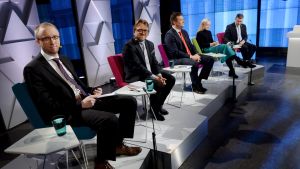 Vänster till höger: De blås Simon Elo, Kristdemokraternas Tomi Kuosmanen, SDP:s Ville Skinnari, De grönas Maria Ohisalo och Sannfinländarnas Ville Tavio under debatten på tisdag kväll. Simon Elo (Blå), Tomi kuosmanen (Kd), Ville Skinnari (Sdp), Maria Ohisalo (De gröna) och Sannfinländarnas Ville Tavio.