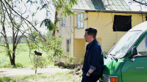 Klaus Härö vid huset och bilen som man ser mycket av i filmen. Klaus Härö