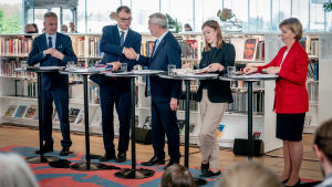 En nöjd regering presenterade på måndagen sitt program. Hallituspuolueiden puheenjohtajat infossa