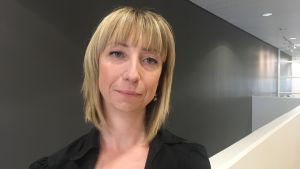 Ann-Marie Kulla säger att det nu är upp till tjänstemännen hur man vill fortsätta i den här frågan. Ann-Marie Kulla är en blond kvinna.