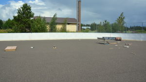 Så här ser skejtparken som Nylund och Könönen själva har byggt ut. En rink med olika skejtramper på asfalten.