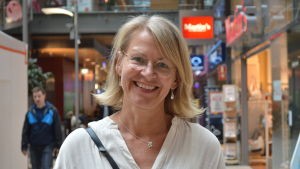 Tove Hertzberg tycker att utbildningen har blivit dyr. En leende kvinna i vit skjorta.